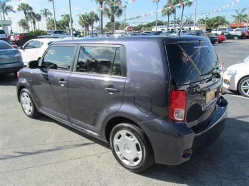 Scion xB 2011 photo 2
