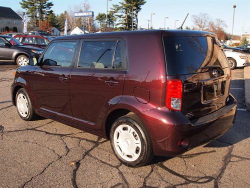 Scion xB 2011 photo 2