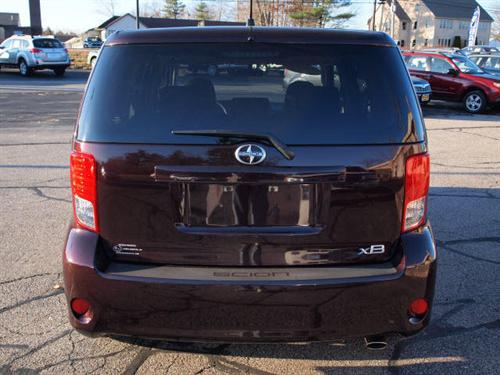 Scion xB 2011 photo 3