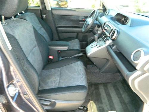 Scion xB 2011 photo 1