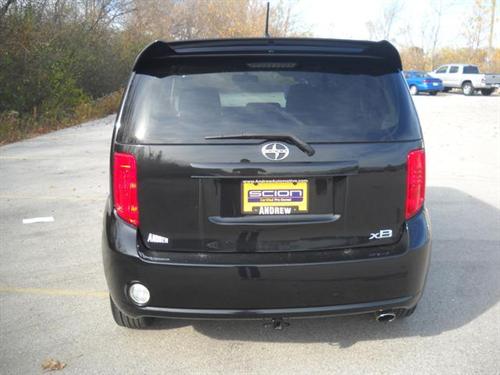 Scion xB 2011 photo 2