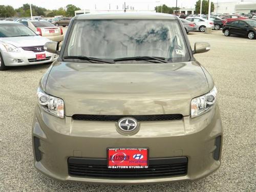 Scion xB 2011 photo 1