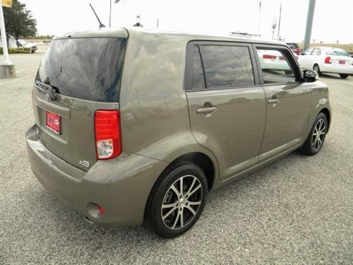 Scion xB 2011 photo 2