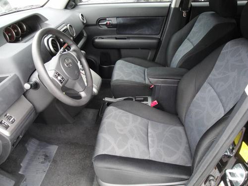 Scion xB 2011 photo 2