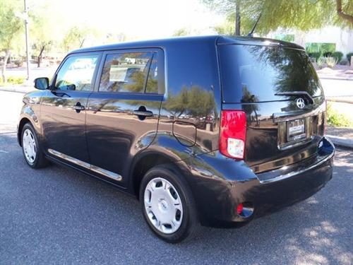 Scion xB 2011 photo 2