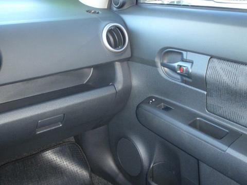 Scion xB 2011 photo 2