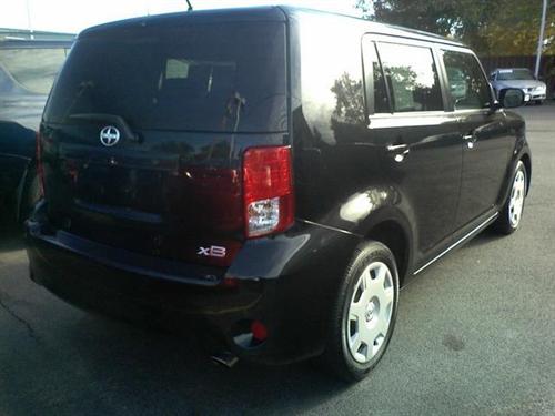Scion xB 2011 photo 1