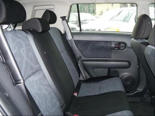 Scion xB 2011 photo 5