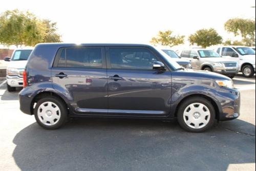 Scion xB 2011 photo 1