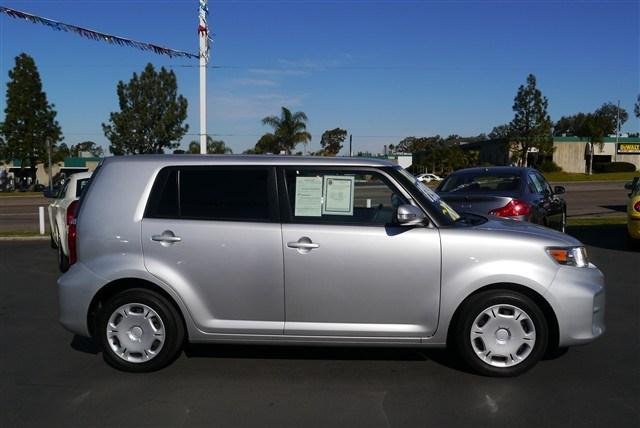Scion xB 2012 photo 3