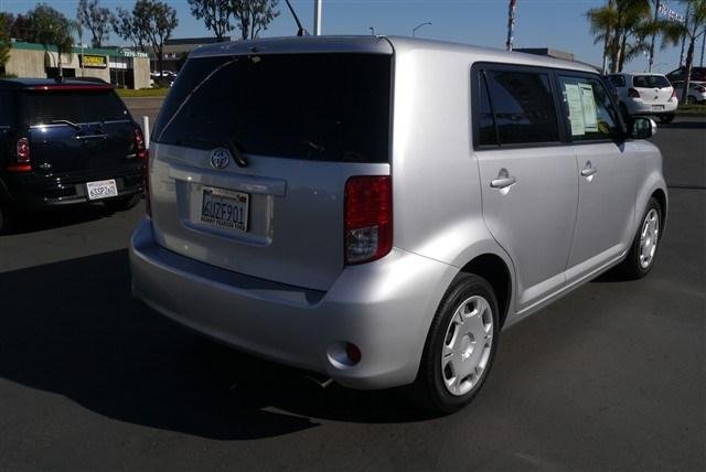 Scion xB 2012 photo 4