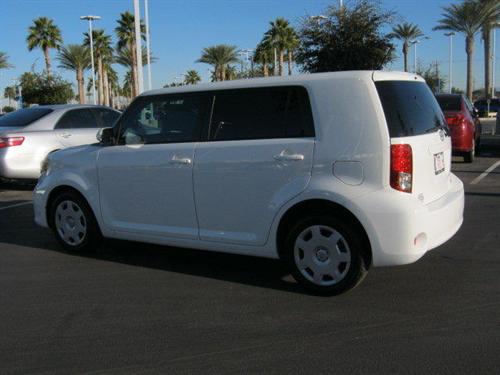 Scion xB 2012 photo 2