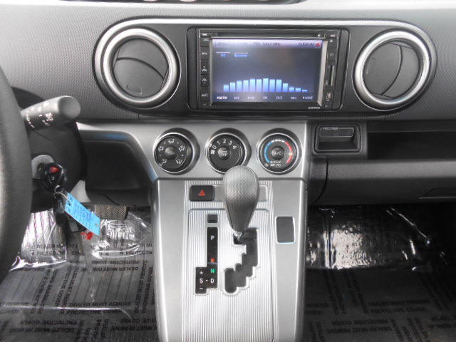 Scion xB 2012 photo 5