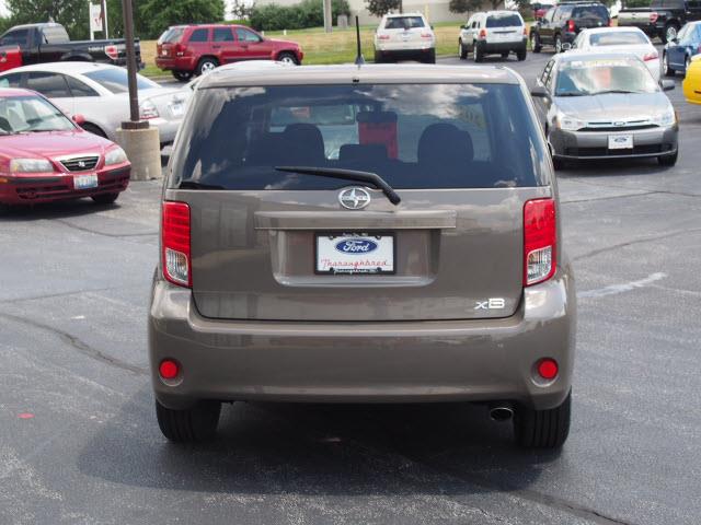 Scion xB 2012 photo 2