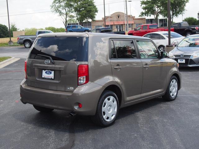 Scion xB 2012 photo 3
