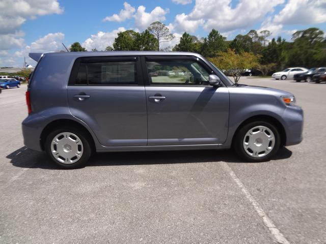 Scion xB 2012 photo 2