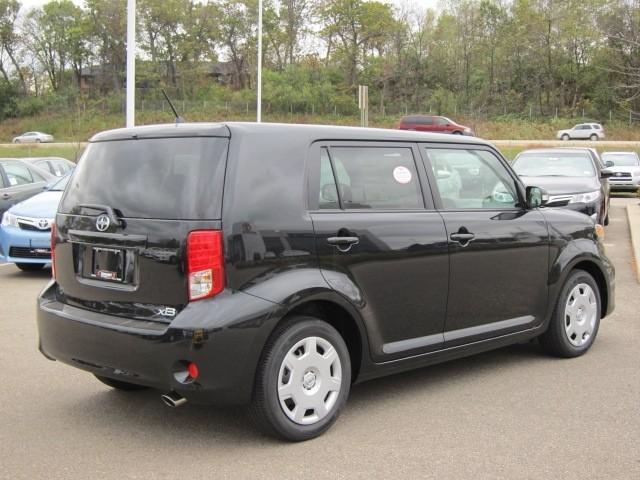 Scion xB 2012 photo 1