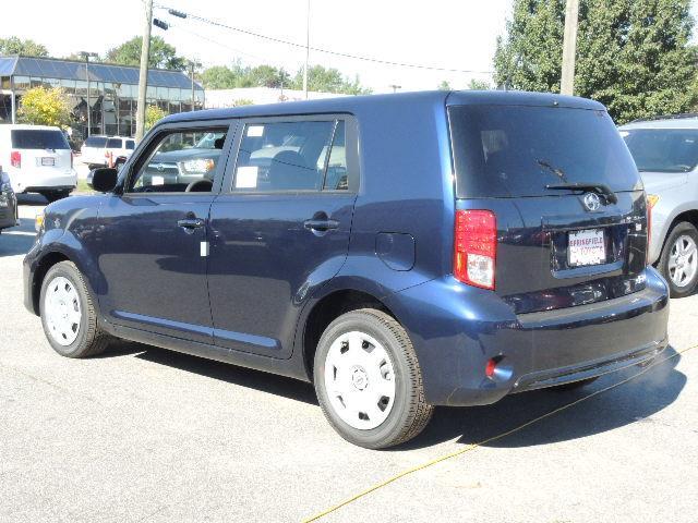 Scion xB 2013 photo 2