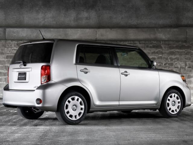 Scion xB 2013 photo 1