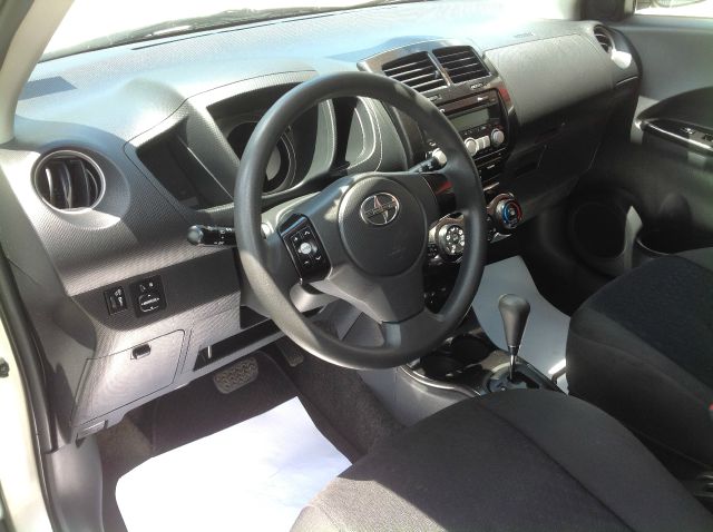 Scion xD 2006 photo 4