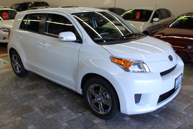 Scion xD 2012 photo 2