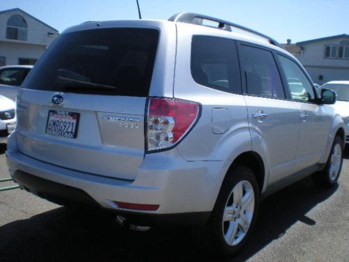 Subaru Forester 2010 photo 1