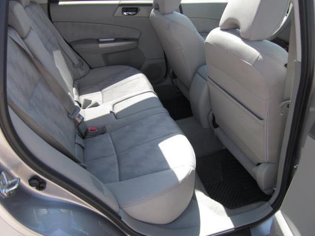 Subaru Forester 2010 photo 2