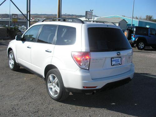 Subaru Forester 2010 photo 1