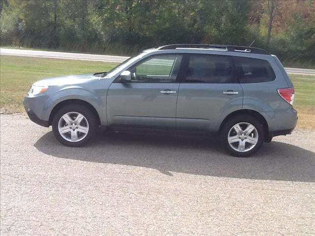 Subaru Forester 2010 photo 1