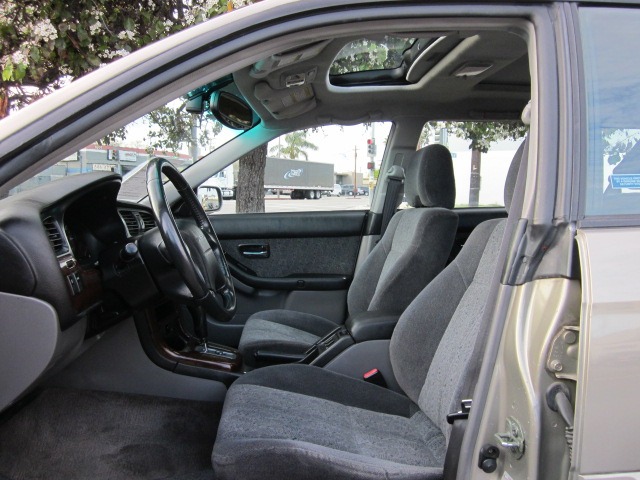 Subaru Legacy 2000 photo 1