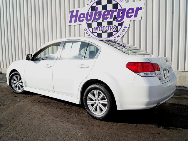 Subaru Legacy 2010 photo 2