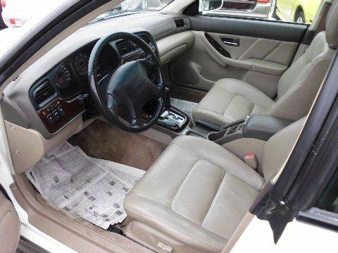 Subaru Outback 2000 photo 2