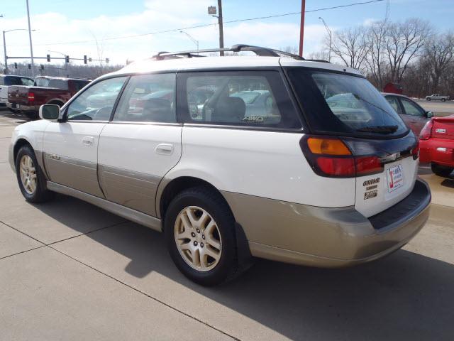 Subaru Outback 2000 photo 1