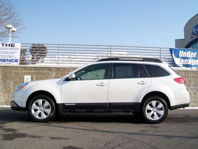Subaru Outback 2010 photo 2