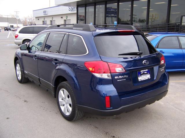 Subaru Outback 2010 photo 2