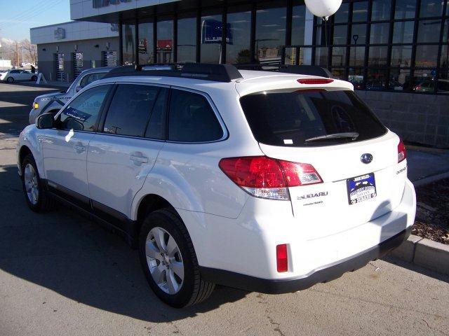 Subaru Outback 2010 photo 2