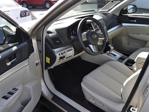 Subaru Outback 2010 photo 2