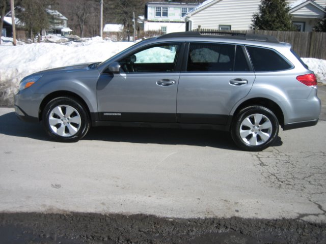 Subaru Outback 2010 photo 2