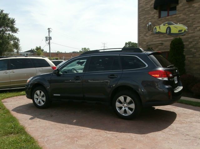 Subaru Outback 2010 photo 2