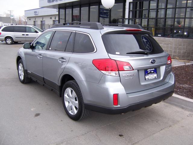 Subaru Outback 2010 photo 2