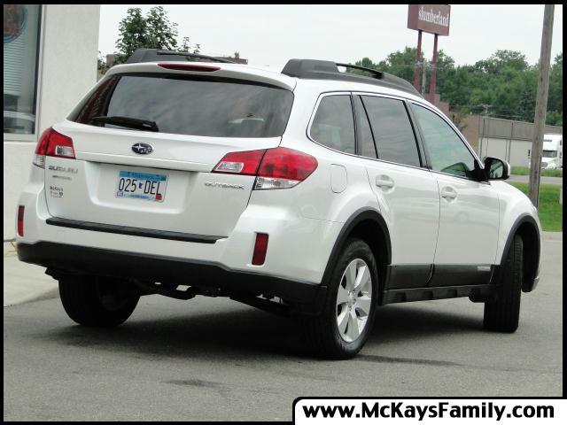 Subaru Outback 2010 photo 2