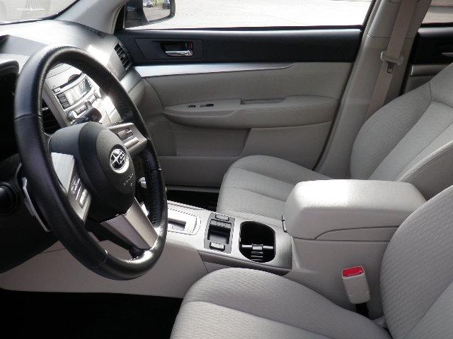 Subaru Outback 2011 photo 2