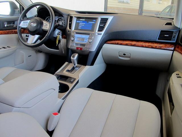 Subaru Outback 2011 photo 16