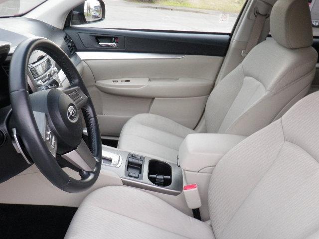 Subaru Outback 2011 photo 2