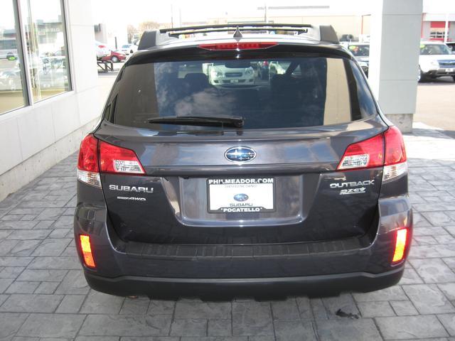 Subaru Outback 2011 photo 2