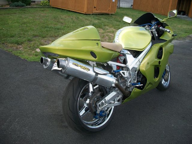 Suzuki 1000 2000 photo 1