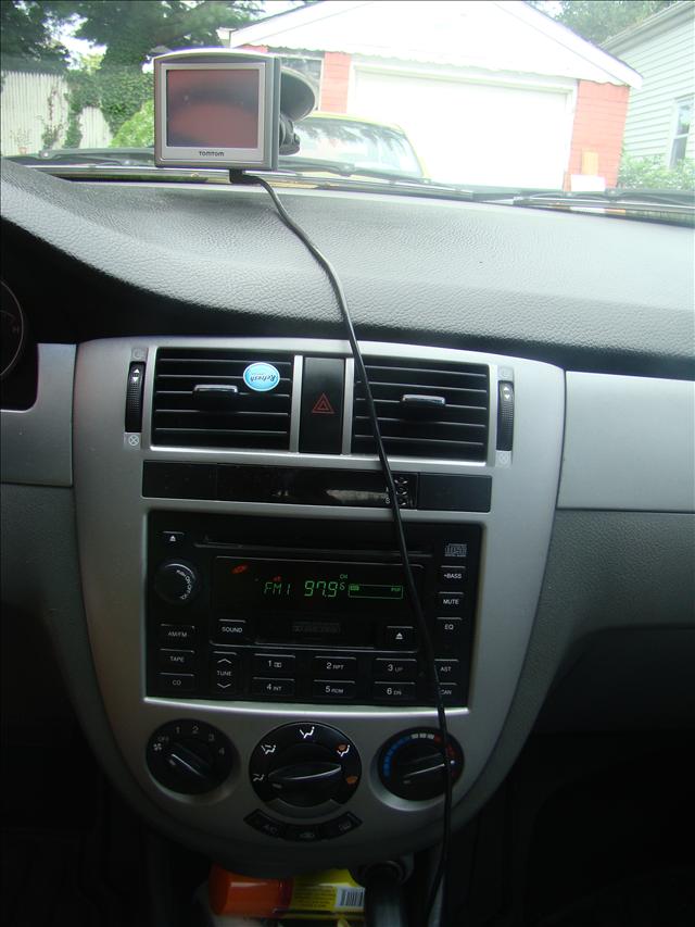 Suzuki Forenza 2004 photo 2