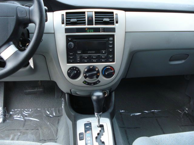 Suzuki Forenza 2004 photo 4