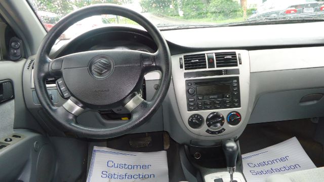 Suzuki Forenza 2004 photo 9