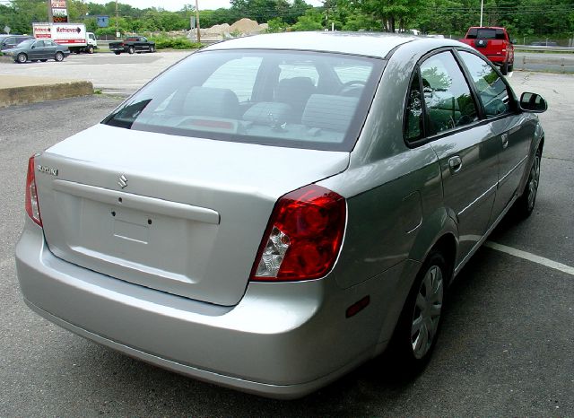 Suzuki Forenza 2005 photo 1